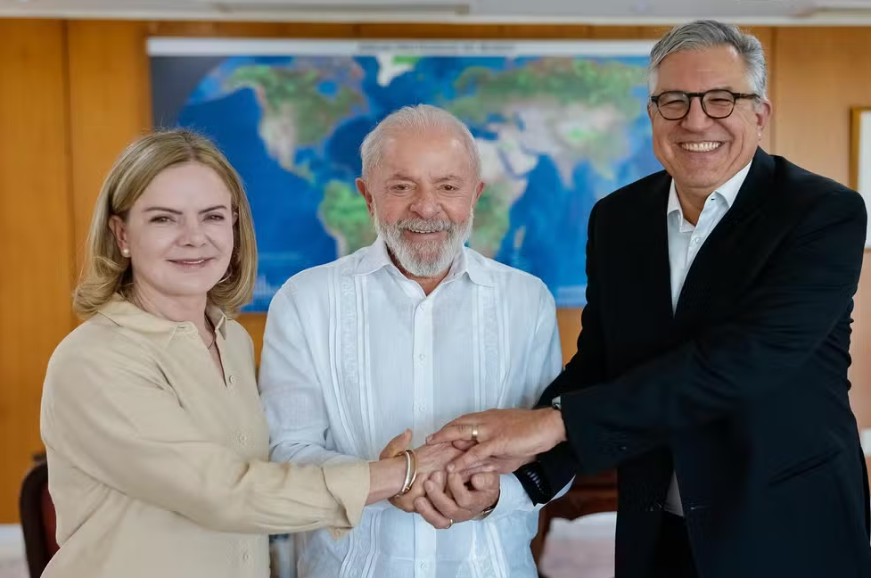 Lula dá posse a Gleisi na articulação política e a Padilha na Saúde